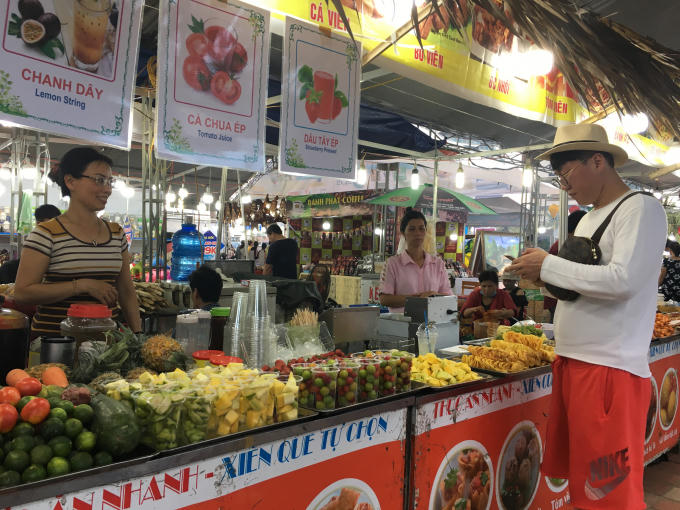 Du khách Hàn Quốc mê mẩn trước thiên đường đồ ăn vặt tại đây.