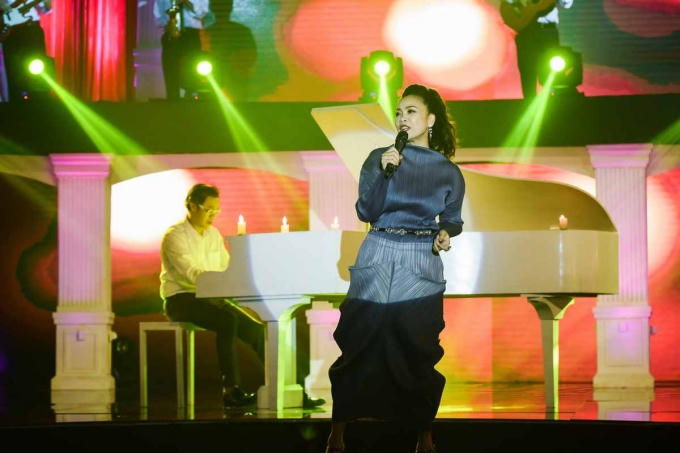 Ca sĩ Hồng Hạnh.