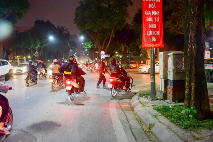 Đêm 24/12, khu vực xung quanh hồ Gươm có nhiều thanh thiếu niên tụ tập, biểu hiện chuẩn bị đua xe.