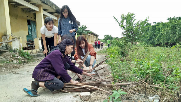 Bạn Nguyễn Thị Chi (sinh viên Học viện Quản lý giáo dục), chia sẻ: “đây là lần đầu tiên em tham gia chương trình nấu cơm tại đây, em cảm thấy rất vui khi được đóng góp công sức của mình. Được nhìn thấy các cụ vui vẻ không phải vì được ăn cơm, mà vui vì có người đến thăm là em không cầm được xúc động”