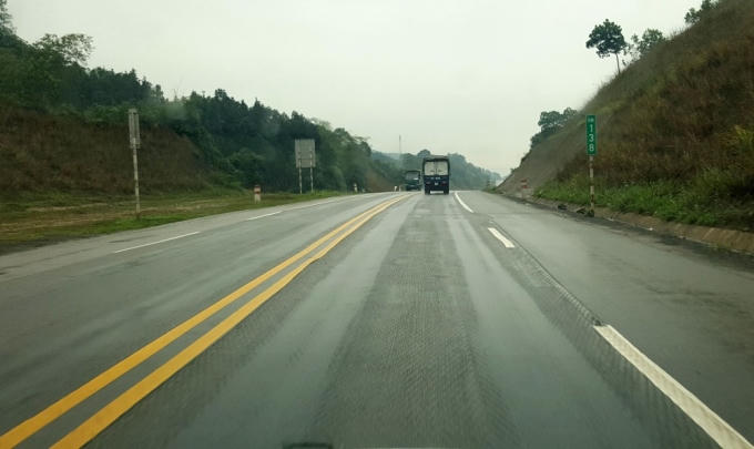 Mặt đường nham nhở những dấu vết của việc sửa chữa chống chế của chủ đầu tư cũng như các nhà thầu.