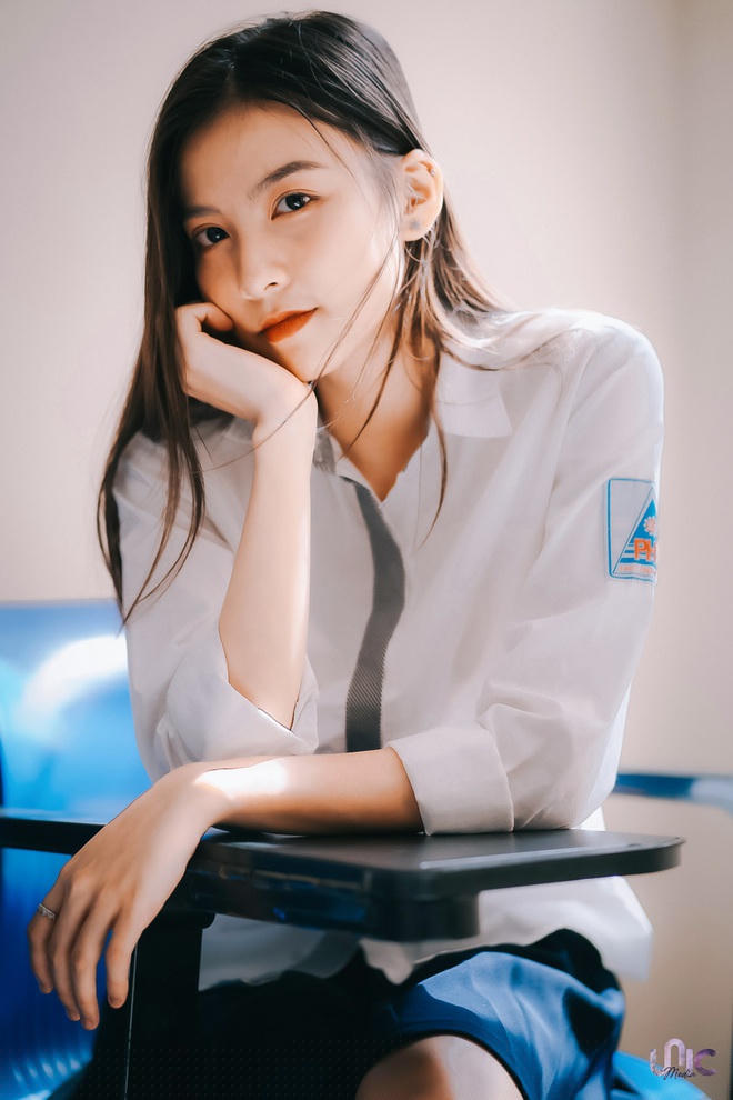 Ở tuổi 18, nữ sinh sở hữu nhan sắc mộc mạc, giản dị và trong sáng.