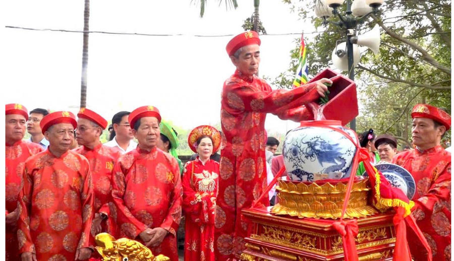 Các bô lão thực hành nghi lễ lấy nước tại giếng Rồng. Ảnh Vũ Nam