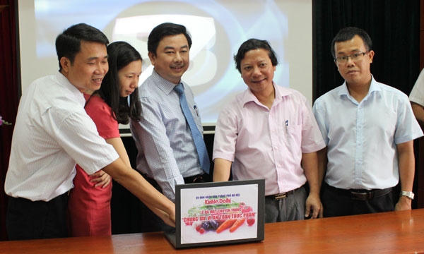 Tổng Biên tập Báo Kinh tế & Đô thị cùng đại diện các đơn vị bấm nút ra mắt chuyên trang.