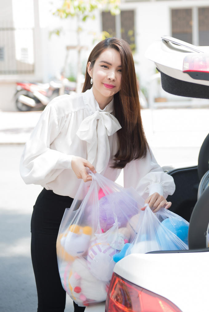Huỳnh Vy mang quà đến tặng các bé.