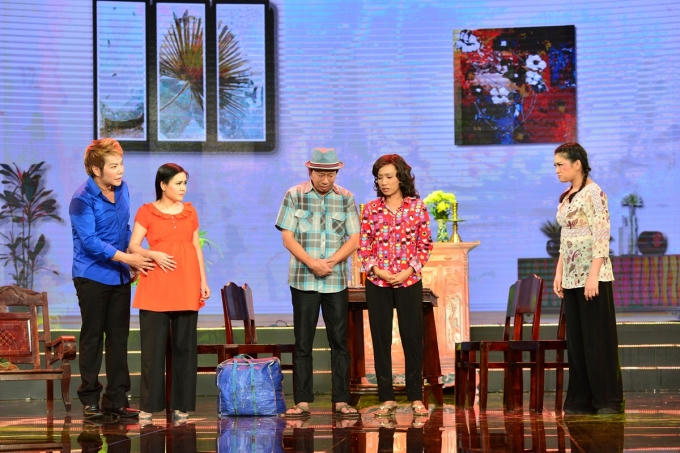 Con g&aacute;i Kim Tử Long bị chồng đ&aacute;nh t&iacute;m t&aacute;i mặt m&agrave;y tr&ecirc;n s&acirc;n khấu