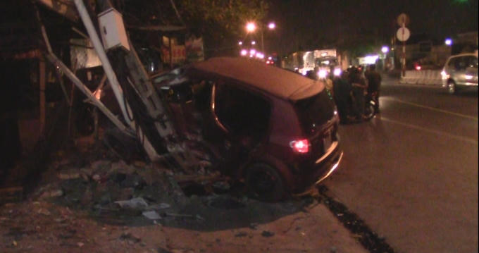 Cú tông mạnh khiến xe biến dạng, cột điện đổ nghiêng ngả.