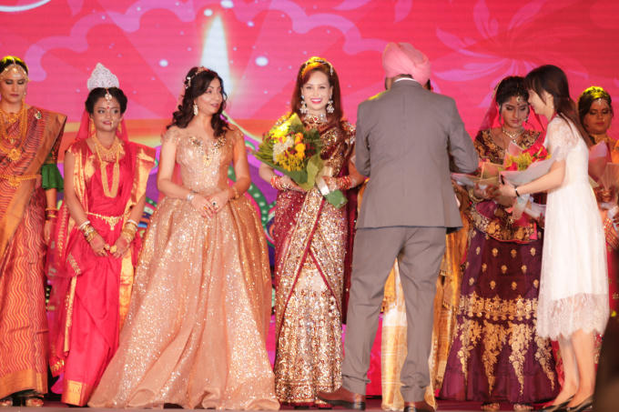 Hoa hậu Diệu Hoa được chồng và con trai út tháp tùng trình diễn thời trang tại Lễ hội Diwali