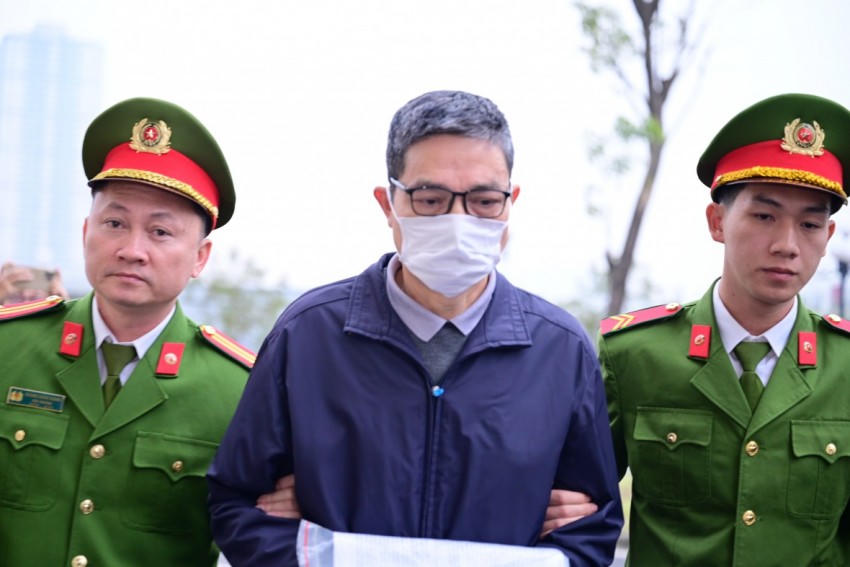 Theo hồ sơ vụ án, trên cương vị Cục trưởng, tháng 9/2018, Nguyễn Thanh Phong chủ trì cuộc họp cấp ủy, lãnh đạo Cục và thống nhất giao Trung tâm Ứng dụng và Đào tạo An toàn thực phẩm cùng Phòng Quản lý Tiêu chuẩn và kiểm nghiệm thực hiện nhiệm vụ thẩm xét hồ sơ đăng ký bản công bố sản phẩm. Sau đó, bị cáo Phong thống nhất chủ trương cho các chuyên viên nhận tiền ngoài lệ phí theo quy định, với mức từ 5–10 triệu đồng mỗi bộ hồ sơ, trung bình khoảng 7 triệu đồng/hồ sơ.
			
				
					
						
					
					
						Đối với bị cáo Trần Việt Nga, cáo trạng xác định trong thời gian giữ chức Phó Cục trưởng (từ tháng 7/2018 đến tháng 9/2024) và sau đó là Cục trưởng, bị cáo thường để hồ sơ quá hạn, không ký duyệt hoặc trả lại với lý do không rõ ràng; đồng thời yêu cầu cấp dưới quán triệt việc thu tiền của doanh nghiệp để đưa cho mình tối thiểu 2 triệu đồng mỗi hồ sơ. Tổng số tiền bị cáo Trần Việt Nga hưởng lợi được xác định hơn 8 tỷ đồng.
						
							
								
									
								
								
									
									
										
											
												
											
											
												
												
													
														
															
														
														
															
															
																
																	
																		
																	
																	
																		
																		
																			
																				
																					
																				
																				
																					
																					
																						
																							
																								
																							
																							
																								
																								
																									
																										
																											
																										
																										
																											
																											
																												
																													
																														
																													
																													
																														Cáo trạng cũng làm rõ cơ chế ăn chia số tiền thu lợi bất chính. Theo đó, Nguyễn Thanh Phong được hưởng từ 2,5–3 triệu đồng mỗi hồ sơ do Trung tâm thẩm xét; từ 1–1,5 triệu đồng/hồ sơ do Phòng Quản lý Tiêu chuẩn và kiểm nghiệm thẩm xét; từ 1,5–2 triệu đồng/hồ sơ do Phòng Quản lý sản phẩm thực phẩm thẩm xét. Trường hợp Phó Cục trưởng trực tiếp ký giấy tiếp nhận, Phó Cục trưởng hưởng 1,5–2 triệu đồng/hồ sơ; bị cáo Phong nhận 1–1,5 triệu đồng/hồ sơ. Trưởng phòng, Giám đốc trung tâm hưởng 1–1,5 triệu đồng/hồ sơ; Phó trưởng phòng, Phó Giám đốc trung tâm hưởng 500.000–1 triệu đồng/hồ sơ; các chuyên viên thẩm xét hưởng từ 300.000 đến 1 triệu đồng/hồ sơ.
																													
																												
																											
																											
																										
																									
																								
																								
																							
																						
																					
																					
																				
																			
																		
																		
																	
																
															
															
														
													
												
												
											
										
									
									
								
							
						
						
					
				
			
			Đối với bị cáo Trần Việt Nga, cáo trạng xác định trong thời gian giữ chức Phó Cục trưởng (từ tháng 7/2018 đến tháng 9/2024) và sau đó là Cục trưởng, bị cáo thường để hồ sơ quá hạn, không ký duyệt hoặc trả lại với lý do không rõ ràng; đồng thời yêu cầu cấp dưới quán triệt việc thu tiền của doanh nghiệp để đưa cho mình tối thiểu 2 triệu đồng mỗi hồ sơ. Tổng số tiền bị cáo Trần Việt Nga hưởng lợi được xác định hơn 8 tỷ đồng.
						
							
								
									
								
								
									
									
										
											
												
											
											
												
												
													
														
															
														
														
															
															
																
																	
																		
																	
																	
																		
																		
																			
																				
																					
																				
																				
																					
																					
																						
																							
																								
																							
																							
																								
																								
																									
																										
																											
																										
																										
																											
																											
																												
																													
																														
																													
																													
																														Cáo trạng cũng làm rõ cơ chế ăn chia số tiền thu lợi bất chính. Theo đó, Nguyễn Thanh Phong được hưởng từ 2,5–3 triệu đồng mỗi hồ sơ do Trung tâm thẩm xét; từ 1–1,5 triệu đồng/hồ sơ do Phòng Quản lý Tiêu chuẩn và kiểm nghiệm thẩm xét; từ 1,5–2 triệu đồng/hồ sơ do Phòng Quản lý sản phẩm thực phẩm thẩm xét. Trường hợp Phó Cục trưởng trực tiếp ký giấy tiếp nhận, Phó Cục trưởng hưởng 1,5–2 triệu đồng/hồ sơ; bị cáo Phong nhận 1–1,5 triệu đồng/hồ sơ. Trưởng phòng, Giám đốc trung tâm hưởng 1–1,5 triệu đồng/hồ sơ; Phó trưởng phòng, Phó Giám đốc trung tâm hưởng 500.000–1 triệu đồng/hồ sơ; các chuyên viên thẩm xét hưởng từ 300.000 đến 1 triệu đồng/hồ sơ.
																													
																												
																											
																											
																										
																									
																								
																								
																							
																						
																					
																					
																				
																			
																		
																		
																	
																
															
															
														
													
												
												
											
										
									
									
								
							
						
						
									
										
											
												
											
											
												
												
													
														
															
														
														
															
															
																
																	
																		
																	
																	
																		
																		
																			
																				
																					
																				
																				
																					
																					
																						
																							
																								
																							
																							
																								
																								
																									
																										
																											
																										
																										
																											
																											
																												
																													
																														
																													
																													
																														Cáo trạng cũng làm rõ cơ chế ăn chia số tiền thu lợi bất chính. Theo đó, Nguyễn Thanh Phong được hưởng từ 2,5–3 triệu đồng mỗi hồ sơ do Trung tâm thẩm xét; từ 1–1,5 triệu đồng/hồ sơ do Phòng Quản lý Tiêu chuẩn và kiểm nghiệm thẩm xét; từ 1,5–2 triệu đồng/hồ sơ do Phòng Quản lý sản phẩm thực phẩm thẩm xét. Trường hợp Phó Cục trưởng trực tiếp ký giấy tiếp nhận, Phó Cục trưởng hưởng 1,5–2 triệu đồng/hồ sơ; bị cáo Phong nhận 1–1,5 triệu đồng/hồ sơ. Trưởng phòng, Giám đốc trung tâm hưởng 1–1,5 triệu đồng/hồ sơ; Phó trưởng phòng, Phó Giám đốc trung tâm hưởng 500.000–1 triệu đồng/hồ sơ; các chuyên viên thẩm xét hưởng từ 300.000 đến 1 triệu đồng/hồ sơ.
																													
																												
																											
																											
																										
																									
																								
																								
																							
																						
																					
																					
																				
																			
																		
																		
																	
																
															
															
														
													
												
												
											
										
									
									
												
													
														
															
														
														
															
															
																
																	
																		
																	
																	
																		
																		
																			
																				
																					
																				
																				
																					
																					
																						
																							
																								
																							
																							
																								
																								
																									
																										
																											
																										
																										
																											
																											
																												
																													
																														
																													
																													
																														Cáo trạng cũng làm rõ cơ chế ăn chia số tiền thu lợi bất chính. Theo đó, Nguyễn Thanh Phong được hưởng từ 2,5–3 triệu đồng mỗi hồ sơ do Trung tâm thẩm xét; từ 1–1,5 triệu đồng/hồ sơ do Phòng Quản lý Tiêu chuẩn và kiểm nghiệm thẩm xét; từ 1,5–2 triệu đồng/hồ sơ do Phòng Quản lý sản phẩm thực phẩm thẩm xét. Trường hợp Phó Cục trưởng trực tiếp ký giấy tiếp nhận, Phó Cục trưởng hưởng 1,5–2 triệu đồng/hồ sơ; bị cáo Phong nhận 1–1,5 triệu đồng/hồ sơ. Trưởng phòng, Giám đốc trung tâm hưởng 1–1,5 triệu đồng/hồ sơ; Phó trưởng phòng, Phó Giám đốc trung tâm hưởng 500.000–1 triệu đồng/hồ sơ; các chuyên viên thẩm xét hưởng từ 300.000 đến 1 triệu đồng/hồ sơ.
																													
																												
																											
																											
																										
																									
																								
																								
																							
																						
																					
																					
																				
																			
																		
																		
																	
																
															
															
														
													
												
												
															
																
																	
																		
																	
																	
																		
																		
																			
																				
																					
																				
																				
																					
																					
																						
																							
																								
																							
																							
																								
																								
																									
																										
																											
																										
																										
																											
																											
																												
																													
																														
																													
																													
																														Cáo trạng cũng làm rõ cơ chế ăn chia số tiền thu lợi bất chính. Theo đó, Nguyễn Thanh Phong được hưởng từ 2,5–3 triệu đồng mỗi hồ sơ do Trung tâm thẩm xét; từ 1–1,5 triệu đồng/hồ sơ do Phòng Quản lý Tiêu chuẩn và kiểm nghiệm thẩm xét; từ 1,5–2 triệu đồng/hồ sơ do Phòng Quản lý sản phẩm thực phẩm thẩm xét. Trường hợp Phó Cục trưởng trực tiếp ký giấy tiếp nhận, Phó Cục trưởng hưởng 1,5–2 triệu đồng/hồ sơ; bị cáo Phong nhận 1–1,5 triệu đồng/hồ sơ. Trưởng phòng, Giám đốc trung tâm hưởng 1–1,5 triệu đồng/hồ sơ; Phó trưởng phòng, Phó Giám đốc trung tâm hưởng 500.000–1 triệu đồng/hồ sơ; các chuyên viên thẩm xét hưởng từ 300.000 đến 1 triệu đồng/hồ sơ.
																													
																												
																											
																											
																										
																									
																								
																								
																							
																						
																					
																					
																				
																			
																		
																		
																	
																
															
															
																		
																			
																				
																					
																				
																				
																					
																					
																						
																							
																								
																							
																							
																								
																								
																									
																										
																											
																										
																										
																											
																											
																												
																													
																														
																													
																													
																														Cáo trạng cũng làm rõ cơ chế ăn chia số tiền thu lợi bất chính. Theo đó, Nguyễn Thanh Phong được hưởng từ 2,5–3 triệu đồng mỗi hồ sơ do Trung tâm thẩm xét; từ 1–1,5 triệu đồng/hồ sơ do Phòng Quản lý Tiêu chuẩn và kiểm nghiệm thẩm xét; từ 1,5–2 triệu đồng/hồ sơ do Phòng Quản lý sản phẩm thực phẩm thẩm xét. Trường hợp Phó Cục trưởng trực tiếp ký giấy tiếp nhận, Phó Cục trưởng hưởng 1,5–2 triệu đồng/hồ sơ; bị cáo Phong nhận 1–1,5 triệu đồng/hồ sơ. Trưởng phòng, Giám đốc trung tâm hưởng 1–1,5 triệu đồng/hồ sơ; Phó trưởng phòng, Phó Giám đốc trung tâm hưởng 500.000–1 triệu đồng/hồ sơ; các chuyên viên thẩm xét hưởng từ 300.000 đến 1 triệu đồng/hồ sơ.
																													
																												
																											
																											
																										
																									
																								
																								
																							
																						
																					
																					
																				
																			
																		
																		
																					
																						
																							
																								
																							
																							
																								
																								
																									
																										
																											
																										
																										
																											
																											
																												
																													
																														
																													
																													
																														Cáo trạng cũng làm rõ cơ chế ăn chia số tiền thu lợi bất chính. Theo đó, Nguyễn Thanh Phong được hưởng từ 2,5–3 triệu đồng mỗi hồ sơ do Trung tâm thẩm xét; từ 1–1,5 triệu đồng/hồ sơ do Phòng Quản lý Tiêu chuẩn và kiểm nghiệm thẩm xét; từ 1,5–2 triệu đồng/hồ sơ do Phòng Quản lý sản phẩm thực phẩm thẩm xét. Trường hợp Phó Cục trưởng trực tiếp ký giấy tiếp nhận, Phó Cục trưởng hưởng 1,5–2 triệu đồng/hồ sơ; bị cáo Phong nhận 1–1,5 triệu đồng/hồ sơ. Trưởng phòng, Giám đốc trung tâm hưởng 1–1,5 triệu đồng/hồ sơ; Phó trưởng phòng, Phó Giám đốc trung tâm hưởng 500.000–1 triệu đồng/hồ sơ; các chuyên viên thẩm xét hưởng từ 300.000 đến 1 triệu đồng/hồ sơ.
																													
																												
																											
																											
																										
																									
																								
																								
																							
																						
																					
																					
																								
																									
																										
																											
																										
																										
																											
																											
																												
																													
																														
																													
																													
																														Cáo trạng cũng làm rõ cơ chế ăn chia số tiền thu lợi bất chính. Theo đó, Nguyễn Thanh Phong được hưởng từ 2,5–3 triệu đồng mỗi hồ sơ do Trung tâm thẩm xét; từ 1–1,5 triệu đồng/hồ sơ do Phòng Quản lý Tiêu chuẩn và kiểm nghiệm thẩm xét; từ 1,5–2 triệu đồng/hồ sơ do Phòng Quản lý sản phẩm thực phẩm thẩm xét. Trường hợp Phó Cục trưởng trực tiếp ký giấy tiếp nhận, Phó Cục trưởng hưởng 1,5–2 triệu đồng/hồ sơ; bị cáo Phong nhận 1–1,5 triệu đồng/hồ sơ. Trưởng phòng, Giám đốc trung tâm hưởng 1–1,5 triệu đồng/hồ sơ; Phó trưởng phòng, Phó Giám đốc trung tâm hưởng 500.000–1 triệu đồng/hồ sơ; các chuyên viên thẩm xét hưởng từ 300.000 đến 1 triệu đồng/hồ sơ.
																													
																												
																											
																											
																										
																									
																								
																								
																											
																												
																													
																														
																													
																													
																														Cáo trạng cũng làm rõ cơ chế ăn chia số tiền thu lợi bất chính. Theo đó, Nguyễn Thanh Phong được hưởng từ 2,5–3 triệu đồng mỗi hồ sơ do Trung tâm thẩm xét; từ 1–1,5 triệu đồng/hồ sơ do Phòng Quản lý Tiêu chuẩn và kiểm nghiệm thẩm xét; từ 1,5–2 triệu đồng/hồ sơ do Phòng Quản lý sản phẩm thực phẩm thẩm xét. Trường hợp Phó Cục trưởng trực tiếp ký giấy tiếp nhận, Phó Cục trưởng hưởng 1,5–2 triệu đồng/hồ sơ; bị cáo Phong nhận 1–1,5 triệu đồng/hồ sơ. Trưởng phòng, Giám đốc trung tâm hưởng 1–1,5 triệu đồng/hồ sơ; Phó trưởng phòng, Phó Giám đốc trung tâm hưởng 500.000–1 triệu đồng/hồ sơ; các chuyên viên thẩm xét hưởng từ 300.000 đến 1 triệu đồng/hồ sơ.
																													
																												
																											
																											Cáo trạng cũng làm rõ cơ chế ăn chia số tiền thu lợi bất chính. Theo đó, Nguyễn Thanh Phong được hưởng từ 2,5–3 triệu đồng mỗi hồ sơ do Trung tâm thẩm xét; từ 1–1,5 triệu đồng/hồ sơ do Phòng Quản lý Tiêu chuẩn và kiểm nghiệm thẩm xét; từ 1,5–2 triệu đồng/hồ sơ do Phòng Quản lý sản phẩm thực phẩm thẩm xét. Trường hợp Phó Cục trưởng trực tiếp ký giấy tiếp nhận, Phó Cục trưởng hưởng 1,5–2 triệu đồng/hồ sơ; bị cáo Phong nhận 1–1,5 triệu đồng/hồ sơ. Trưởng phòng, Giám đốc trung tâm hưởng 1–1,5 triệu đồng/hồ sơ; Phó trưởng phòng, Phó Giám đốc trung tâm hưởng 500.000–1 triệu đồng/hồ sơ; các chuyên viên thẩm xét hưởng từ 300.000 đến 1 triệu đồng/hồ sơ.