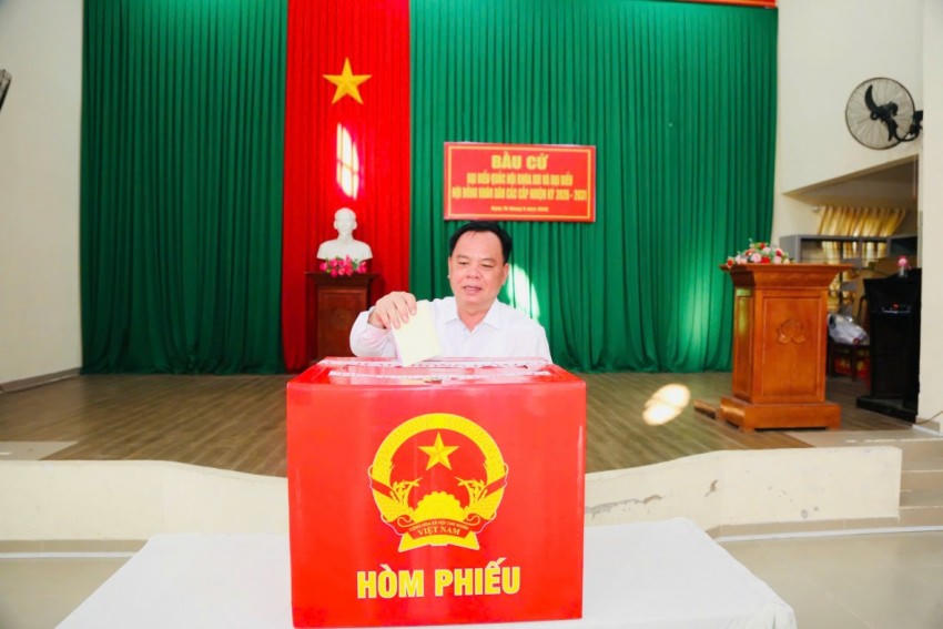 Ông Võ Tấn Đức - Phó Bí thư Tỉnh ủy, Phó Chủ tịch Thường trực Ủy ban Bầu cử tỉnh tham gia bỏ phiếu tại khu vực bầu cử số 2, xã Long Thành.