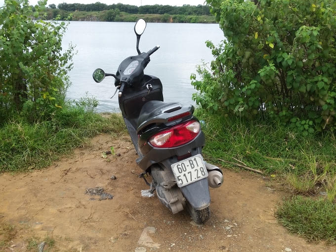 Chiếc xe máy nghi là của nạn nhân tại hiện trường.