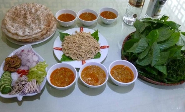 Ăn cùng món gỏi cá nhệch gồm các loại rau thơm và các loại gia vị khác.