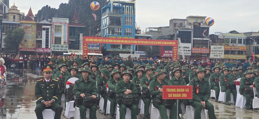 Đông đảo tân binh tham dự lễ giao nhận quân năm 2026 tại điểm giao nhận quân số 08 trong không khí trang nghiêm, phấn khởi.