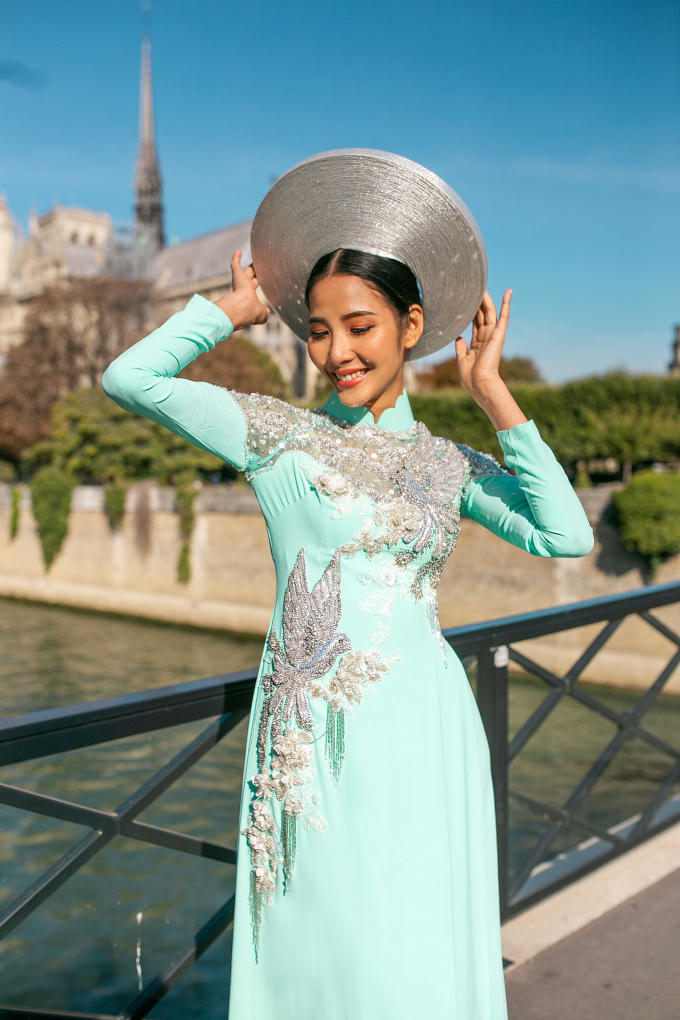 &Aacute; hậu Ho&agrave;ng Th&ugrave;y tiết lộ l&yacute; do mang vương miện Tiara đến Ph&aacute;p