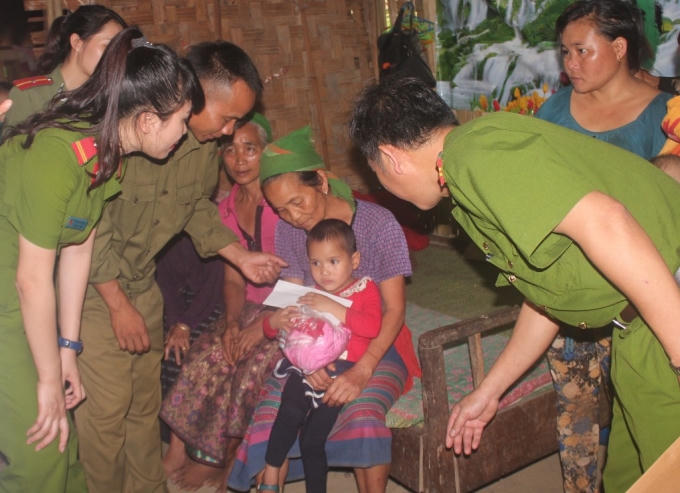 Cháu Mão trở về trong vòng tay của người thân, bà con trong bản như một điều kỳ diệu vừa xảy ra.