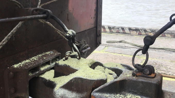 Bột lưu huỳnh vương vãi trên phương tiện vận chuyển.