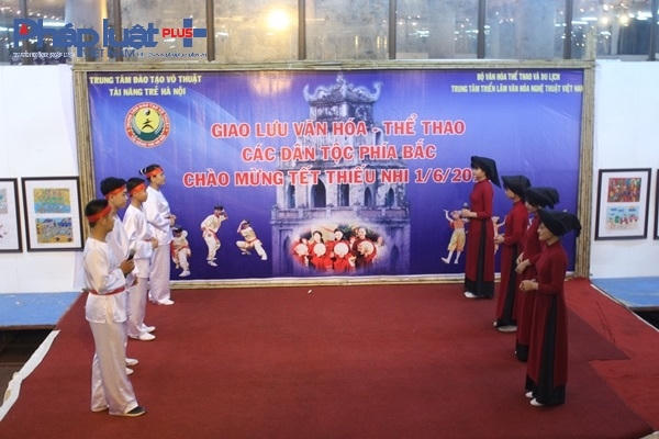 Màn đối đáp quan họ được các môn sinh thể hiện khá nhuần nhuyễn.