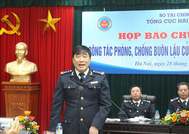 Cục trưởng Nguyễn Phi Hùng trả lời tại họp báo.