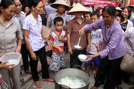 Nhân dân xã Liên Hiệp bắt đầu nấu cháo chống tham nhũng trong sân UBND xã Liên Hiệp từ tháng 4.2011.