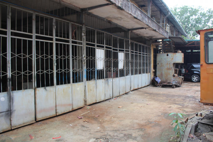 Theo chỉ dẫn của nh&acirc;n vi&ecirc;n bảo vệ, Ph&ograve;ng l&agrave;m việc của X&iacute; nghiệp được đặt ở d&atilde;y nh&agrave; 2 tầng.