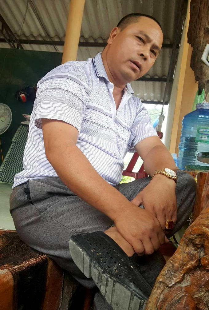 Phó giám đốc Lê Văn Sáu ngồi trao đổi với phóng viên với thái độ bất hợp tác và thiếu tôn trọng.