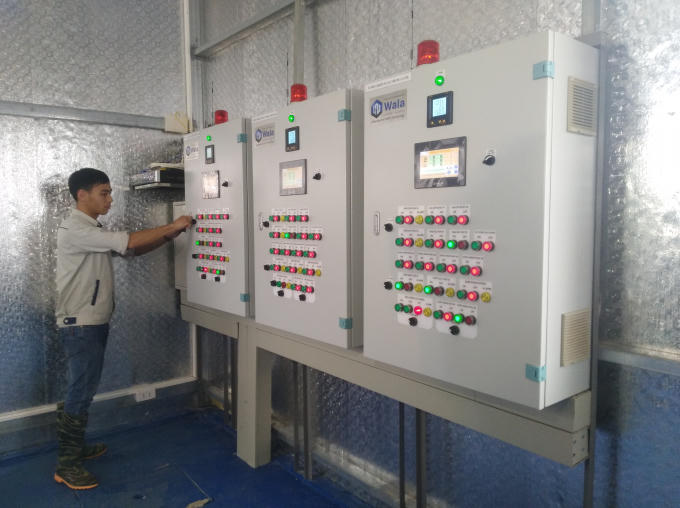 “Trái tim” của nhà màng – khu nhà điều hành. Kỹ sư Lê Duy Toàn – người đã đi thực tập về nông nghiệp công nghệ cao ở Israel – đang điều chỉnh các thông số cho từng khu vực trên các bộ điều khiển trung tâm.
