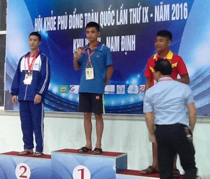 Em Nguyễn Phi Khanh, Trường THCS Thanh Quan (Hà Nội) nhận huy chương Bạc tại Hội khoẻ Phù Đổng toàn quốc lần IX năm 2016.