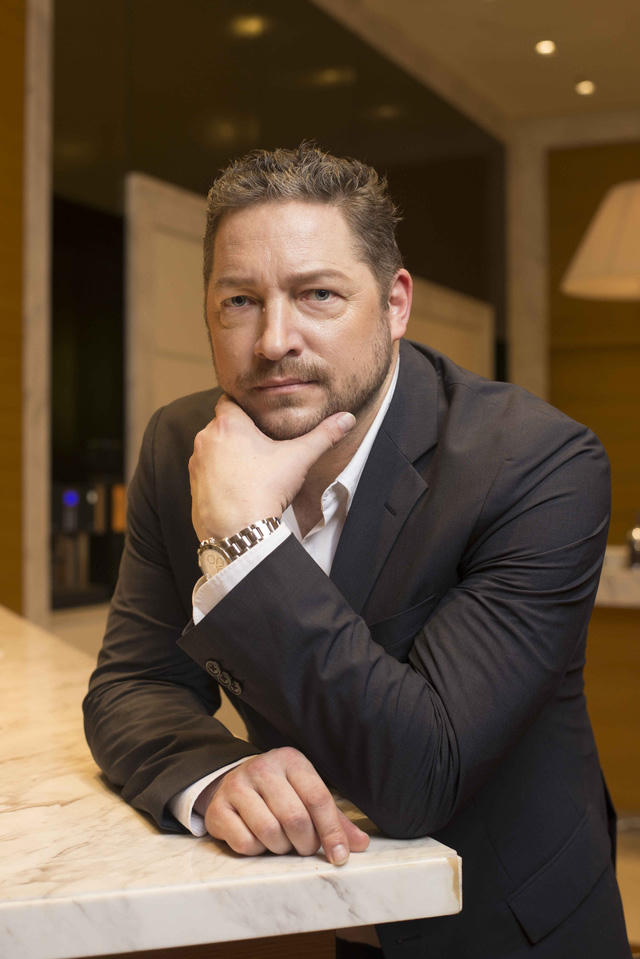 Ông Tim Voegele Downing- Giám Đốc Sáng Tạo cho Giovanni Group, người có hơn 20 năm làm việc cho các thương hiệu xa xỉ như Burberry, Louis Vuitton, Gucci, Hermes.