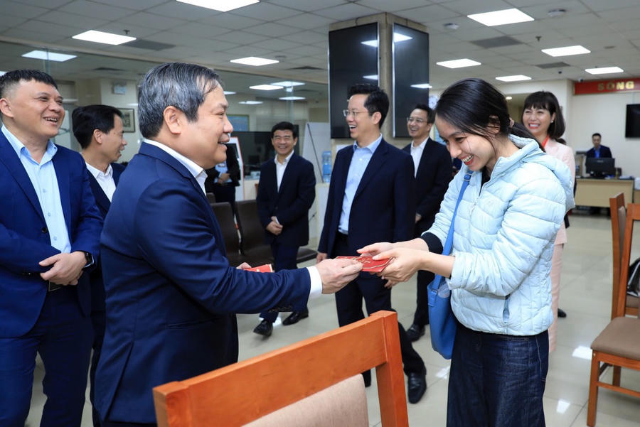 Chủ tịch UBND thành phố Hà Nội Vũ Đại Thắng thăm hỏi người dân cùng cán bộ, công chức làm việc tại Trung tâm Phục vụ hành chính công Thành phố - Chi nhánh số 3. (Ảnh: hanoi.gov.vn)