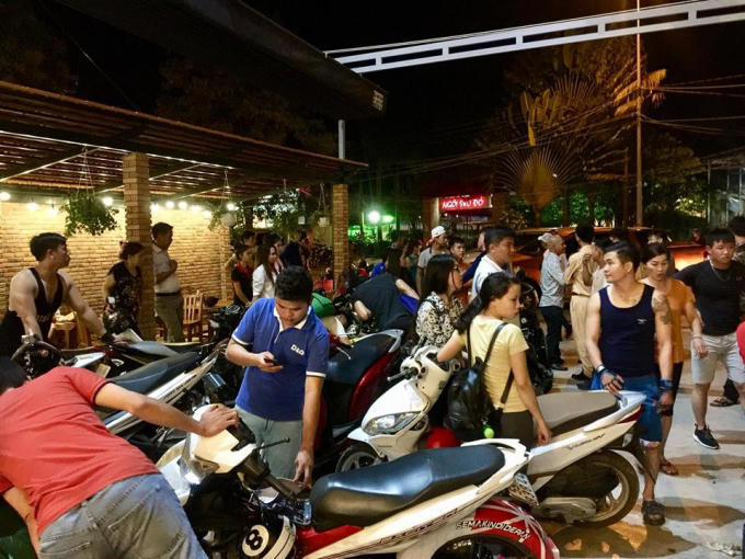 Cô gái đứng cạnh chiếc xe màu trắng vẫn chưa hết hoàn hồn