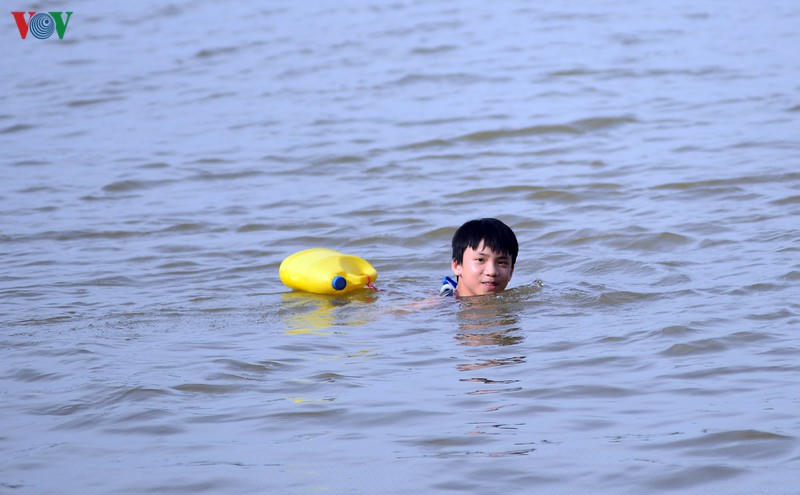 Nhiều bạn nhỏ cũng sẵn sàng bơi ra giữa sông như người lớn, bất chấp dòng nước chảy siết từ thượng nguồn đổ về.