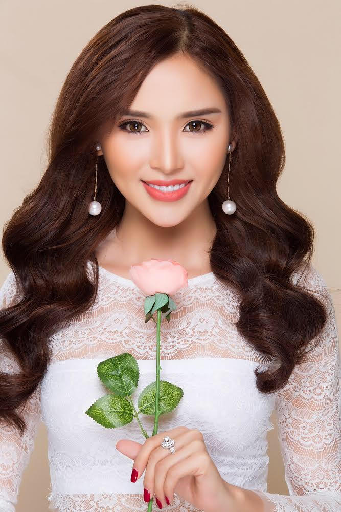 Hoạ tiết chủ đạo là dư âm của mùa hè nhiệt đới với những nhành cỏ - cây - lá - hoa vẽ bằng màu nước với tông màu nền nã, nhẹ nhàng, mang lại cho người mặc vẻ đẹp thanh thoát và nữ tính.