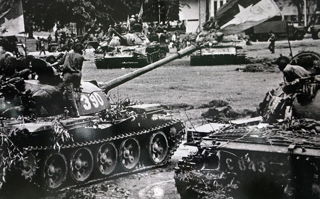 Những giờ phút đầu tiên của quân giải phóng trong sân Dinh Độc Lập ngày 30/4/1975.