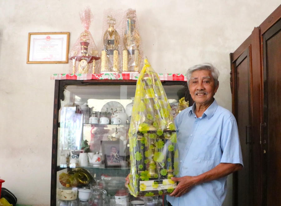 Những chiếc cúp, kỷ vật được ông Trâm đặt một góc trang trọng trong nhà.