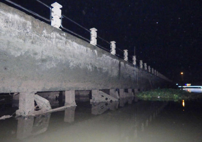 Bờ kè bờ tả rạch Khai Luông bị “hổng chân”.