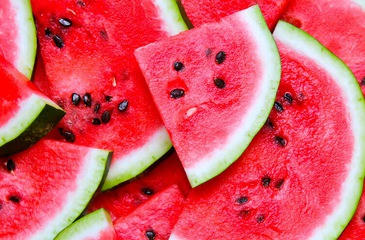 Dưa hấu có nhiều vitamin A, B1, C...giúp cơ thể giải nhiệt. (Ảnh: Health benefits)