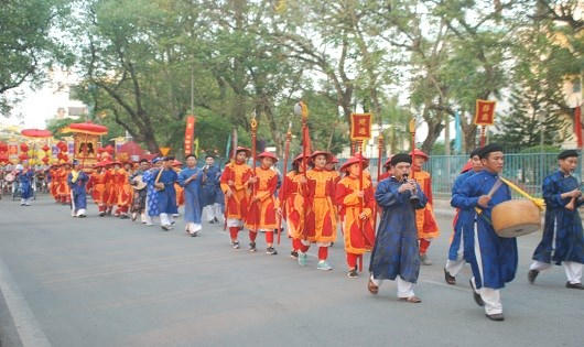 Lễ rước tô vinh nghệ nhân, làng nghề tại Festival Nghề truyền thống Huế 2017.