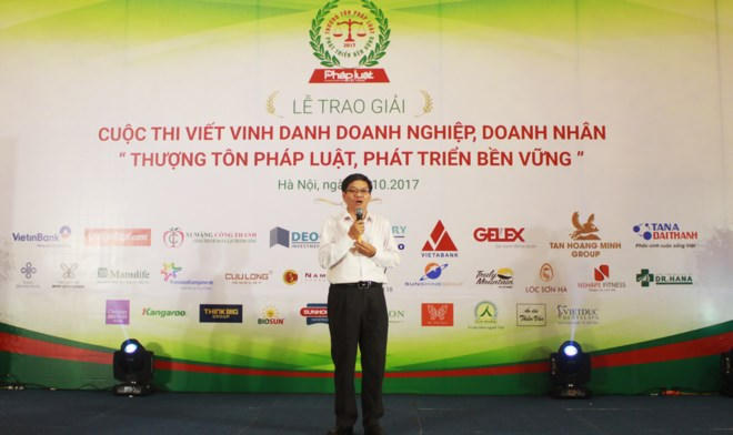 Lễ trao giải Cuộc thi 'Thượng t&ocirc;n ph&aacute;p luật, ph&aacute;t triển bền vững'