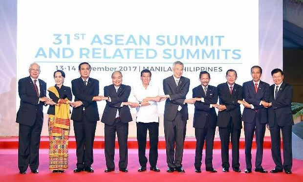Thủ tướng Nguyễn Xuân Phúc chụp ảnh cùng các nhà lãnh đạo các nước ASEAN.