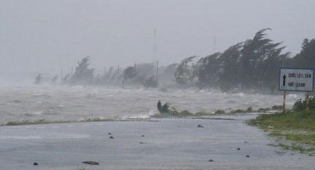 Hiện nay (07/12), do ảnh hưởng của không khí lạnh kết hợp với nhiễu động gió Đông trên cao nên ở các tỉnh từ Thừa Thiên-Huế đến Khánh Hòa đã có mưa vừa, mưa to, có nơi mưa rất to. Ảnh minh họa.