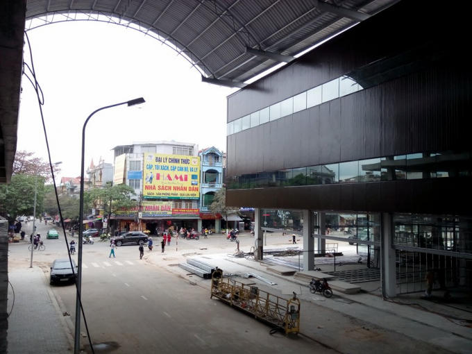 Khu chợ mới có hướng nhìn ra ngã tư đường Nguyễn Văn Trỗi và Lương Khánh Thiện.