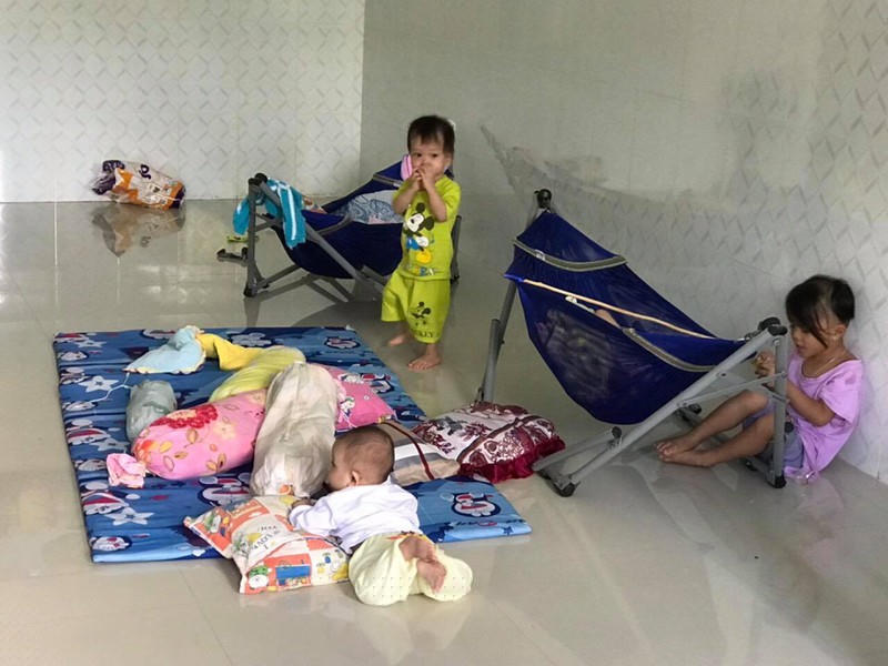 Những em bé mồ côi được nuôi dạy ở chùa Hải Sơn. 