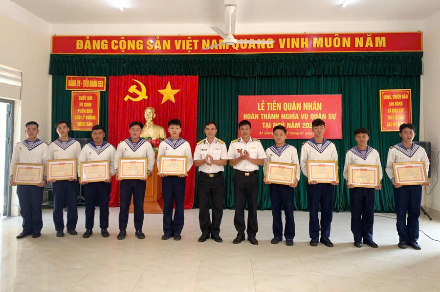 Chỉ huy Tiểu đoàn 553 trao thưởng cho các chiến sĩ có thành tích tốt