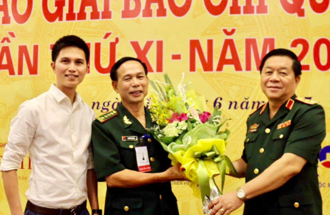 Trung tướng Nguyễn Trọng Nghĩa,uỷ viên Trung ương đảng,Phó Chủ nhiệm TCCT QĐND Việt nam,tặng hoa chúc mừng Đại diện nhóm tác giả đoạt giải B giải báo chí quốc gia 2016, tác phẩm " Biên cương thắm tình hữu nghị".