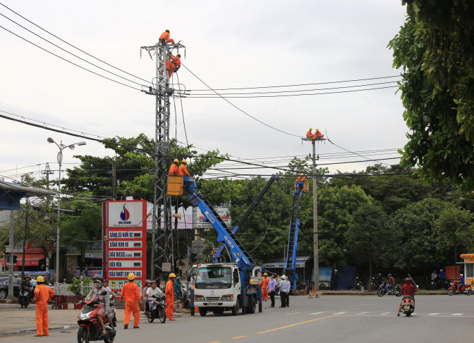 Thi công đường dây liên lạc TBA 110kV Liên Trì - 110kV Cầu Đỏ phục vụ APEC.