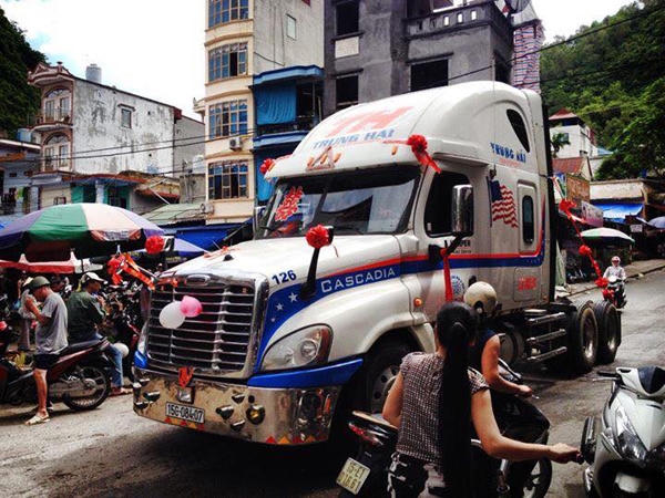 Đám rước dâu bằng xe đầu kéo tại Hải Phòng.