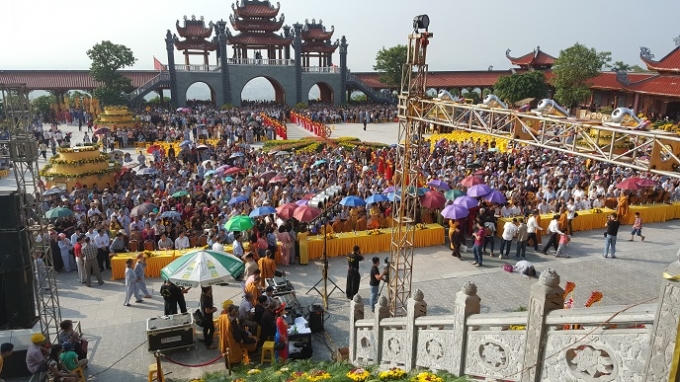 Hàng nghìn người tham gia lễ hội.