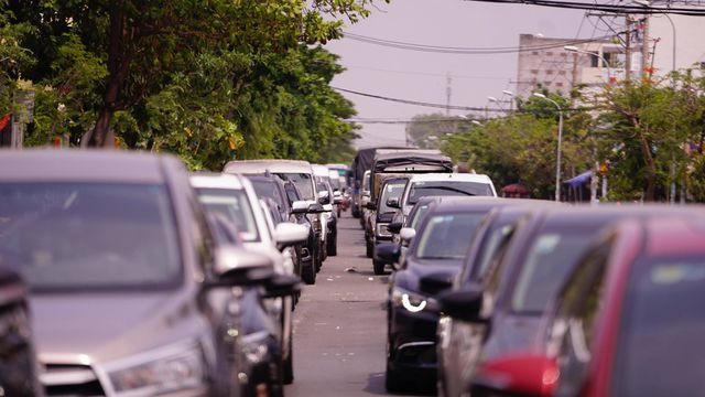 Tầm 11h30, có hàng trăm xe ô tô nối đuôi đợi phà.