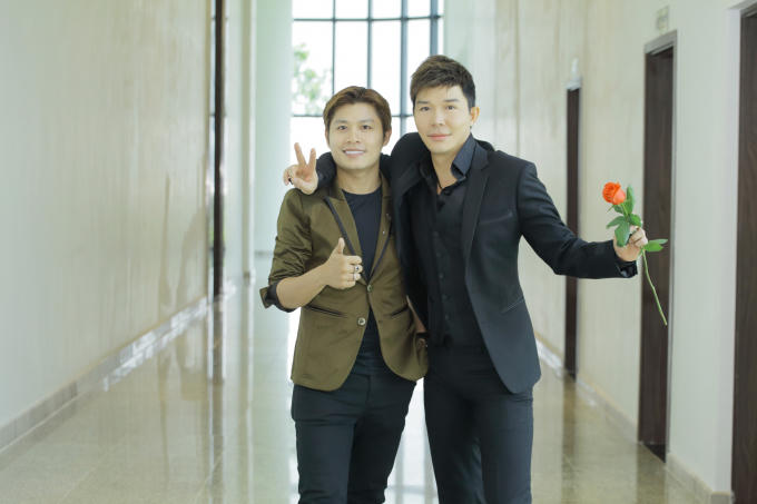 Đang trên đà trở lại showbiz một cách mạnh mẽ, Nathan Lee không chỉ dành nhiều thời gian để hoàn thiện những dự án âm nhạc mới, anh cũng rất tất bật chạy show trong thời gian này.