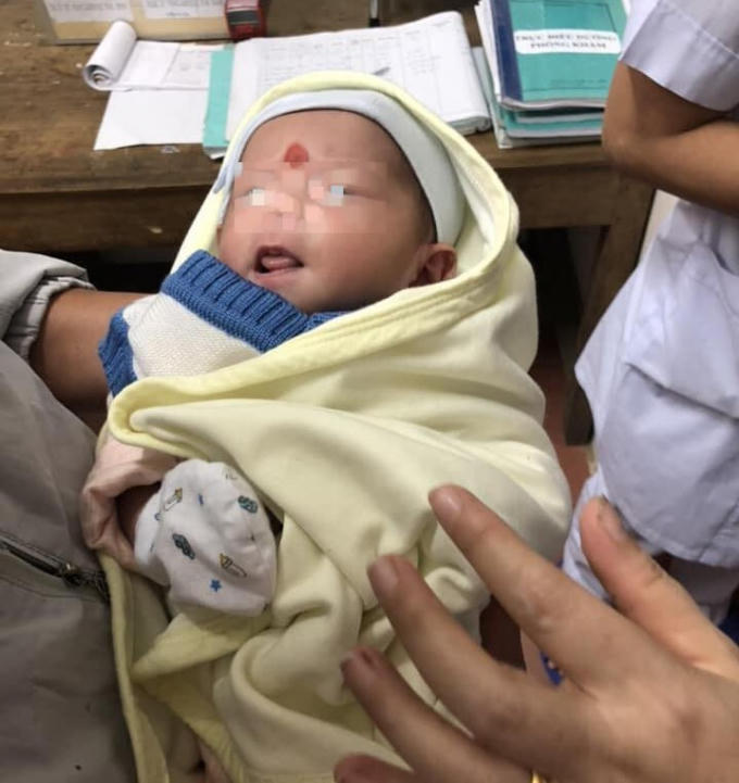 Bé trai 2 tháng tuổi được phát hiện bên vệ đường trong đêm.
